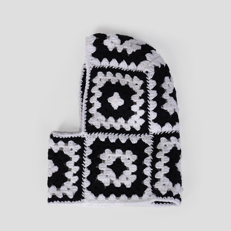 Bonnet en laine au crochet bicolore noir et blanc, avec capuche, motif patchwork de carrés granny issu de l’ensemble d’écharpe en laine à capuche avec bonnet en patchwork.