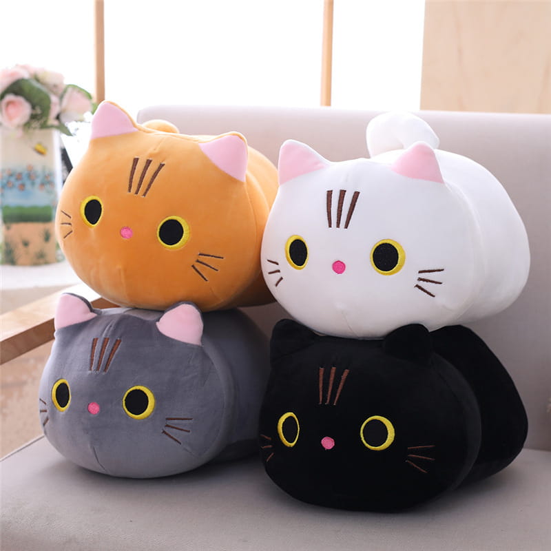 Adorables coussins pelucheux de chat gras en orange, blanc, gris et noir, avec un garnissage doux, des oreilles internes roses, des yeux jaunes et des traits du visage brodés, idéals comme jouets en peluche d’animal rembourrés.