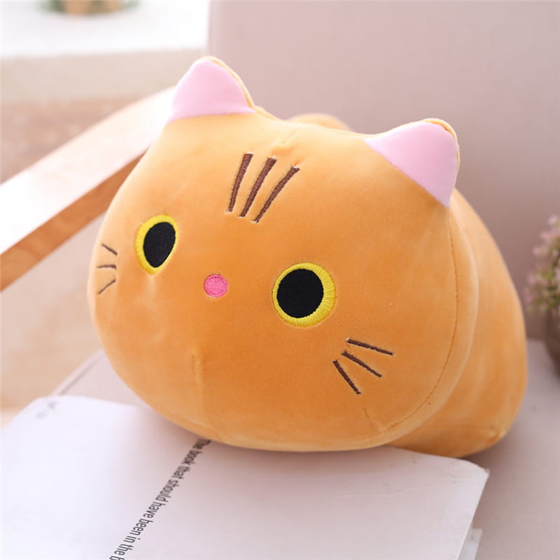 Coussin pelucheux mignon de chat gras orange avec oreilles roses et yeux noirs brodés, jouet en peluche d’animal rembourré