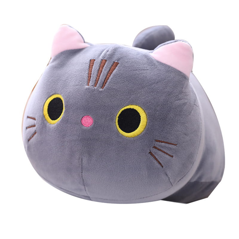 Coussin pelucheux gris de chat avec oreilles internes roses, yeux noirs bordés de jaune et un petit nez rose, jouet en peluche d’animal rembourré pour le confort et la décoration