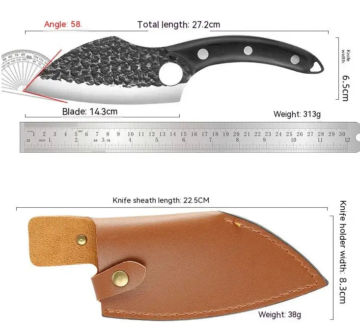 Couteau de cuisinier d’extérieur forgé en acier à haute teneur en carbone, avec un manche noir, une lame en acier martelée et un étui en cuir brun.