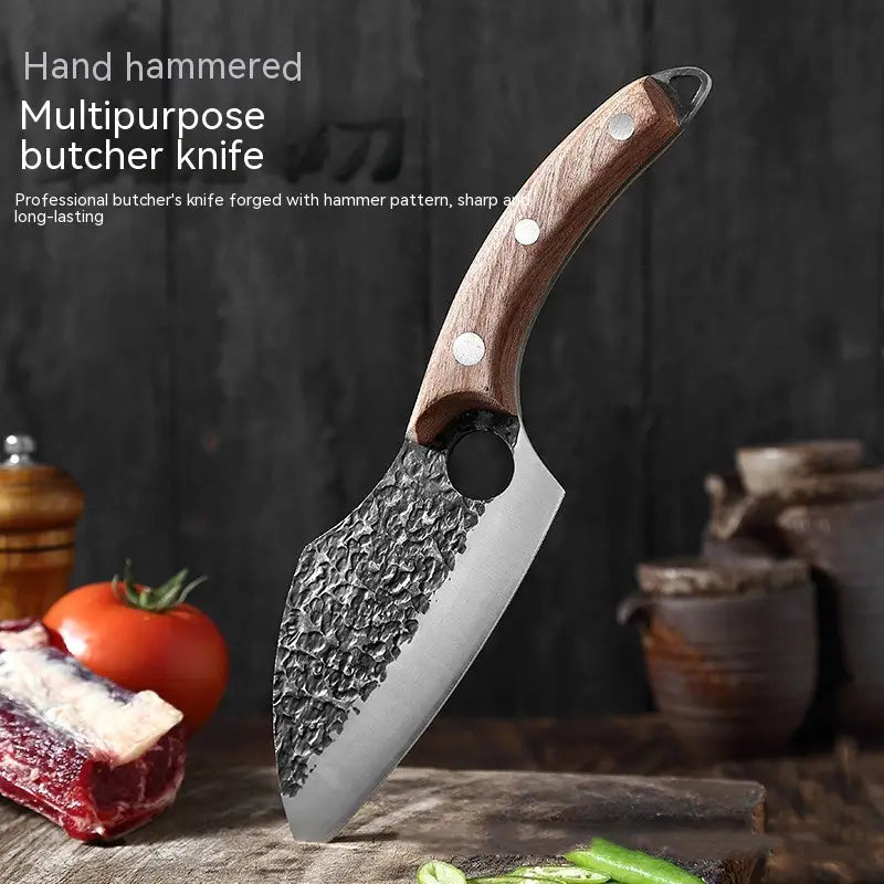 Couteau de cuisinier d’extérieur forgé en acier à haute teneur en carbone, dont l’étui comporte une lame en acier foncée et martelée à la main, ainsi qu’un manche en bois fixé par des rivets argentés.