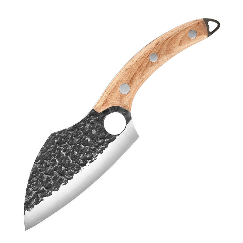 Un couteau de cuisinier d’extérieur forgé en acier à haute teneur en carbone, au style rustique, avec une lame noir et argent martelée, ainsi qu’un manche en bois brun clair fixé par trois rivets argentés.