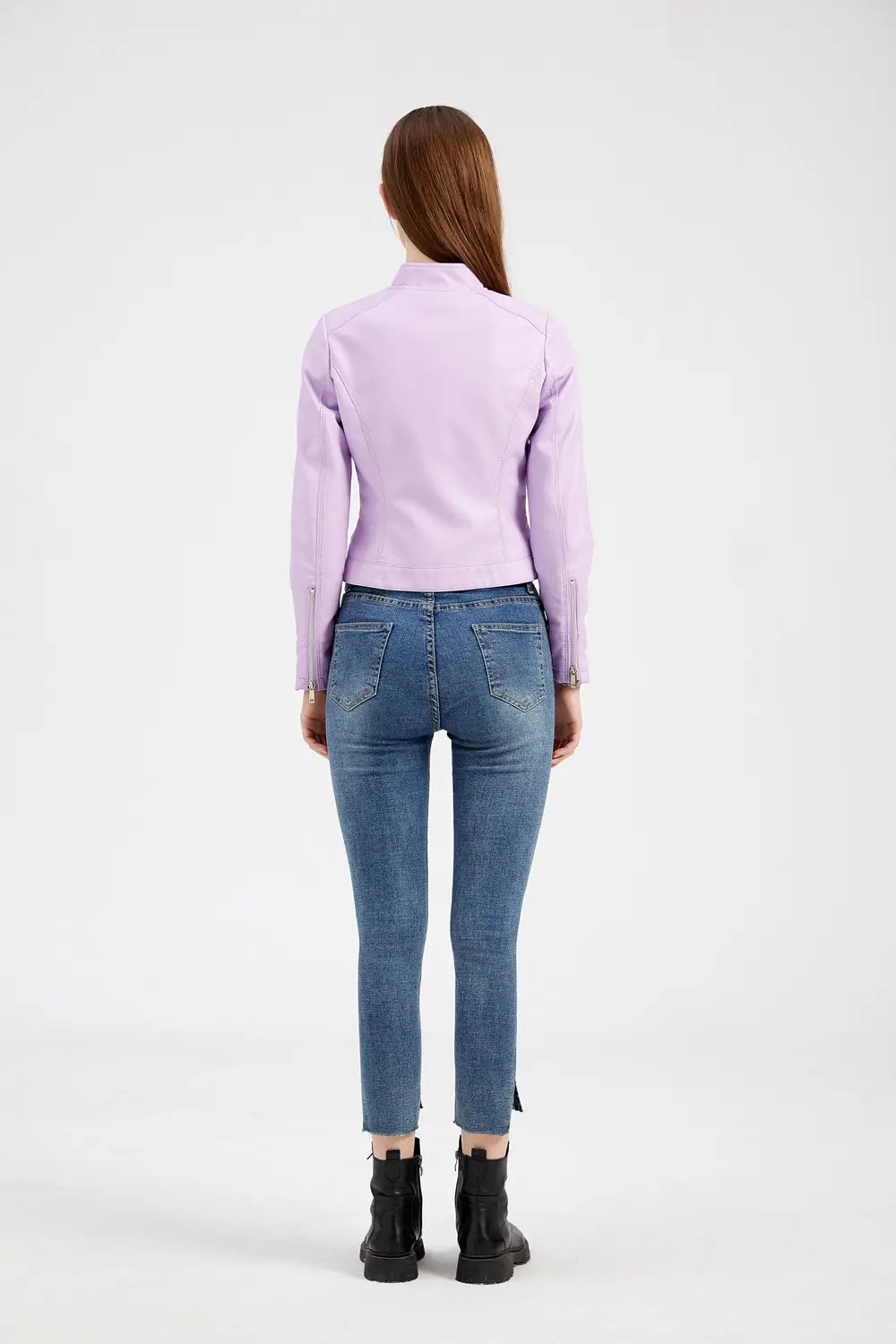 Veste motard en faux cuir de couleur lilas à col montant et manches zippées.