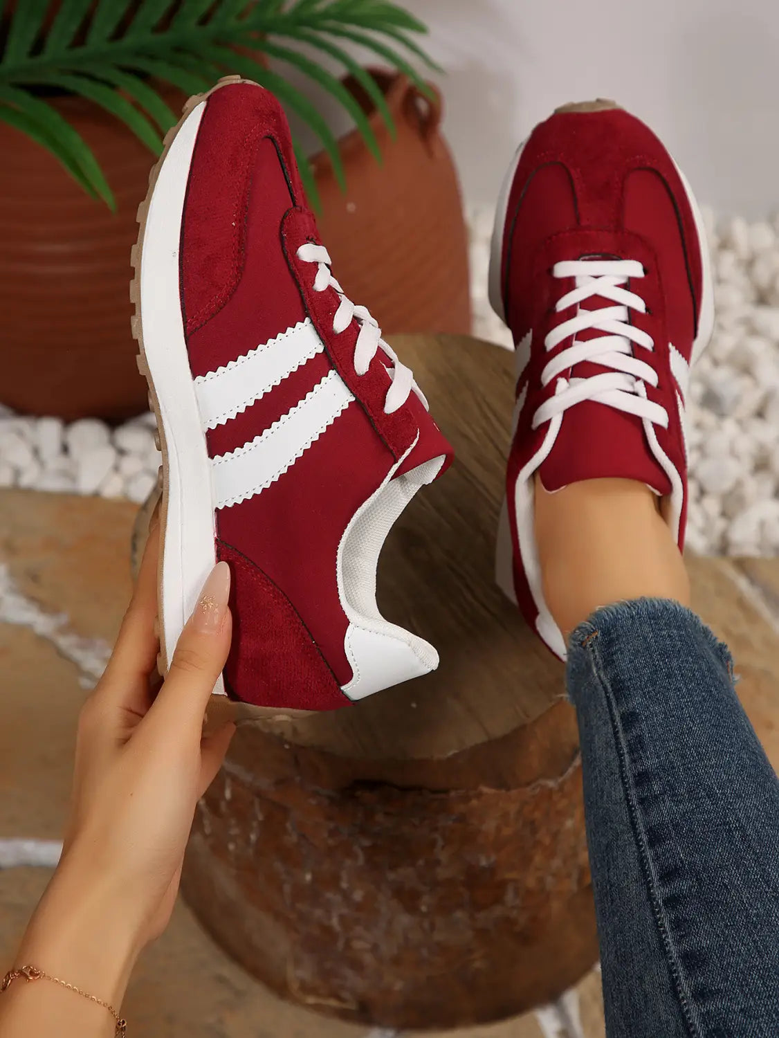 Rote Damen-Retro-Chunky-Sneaker aus Veloursleder mit weißen Streifen und Schnürsenkeln; atmungsaktives, sportliches Design mit niedrigem Schaft.