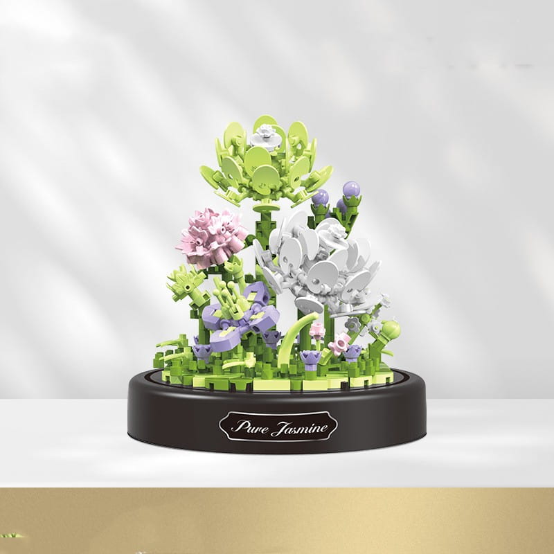un ramillete colorido de piezas de construcción florales en una cúpula de vidrio que presenta una disposición meticulosamente diseñada de ladrillos de plástico entrelazados en verde, rosa, blanco y morado