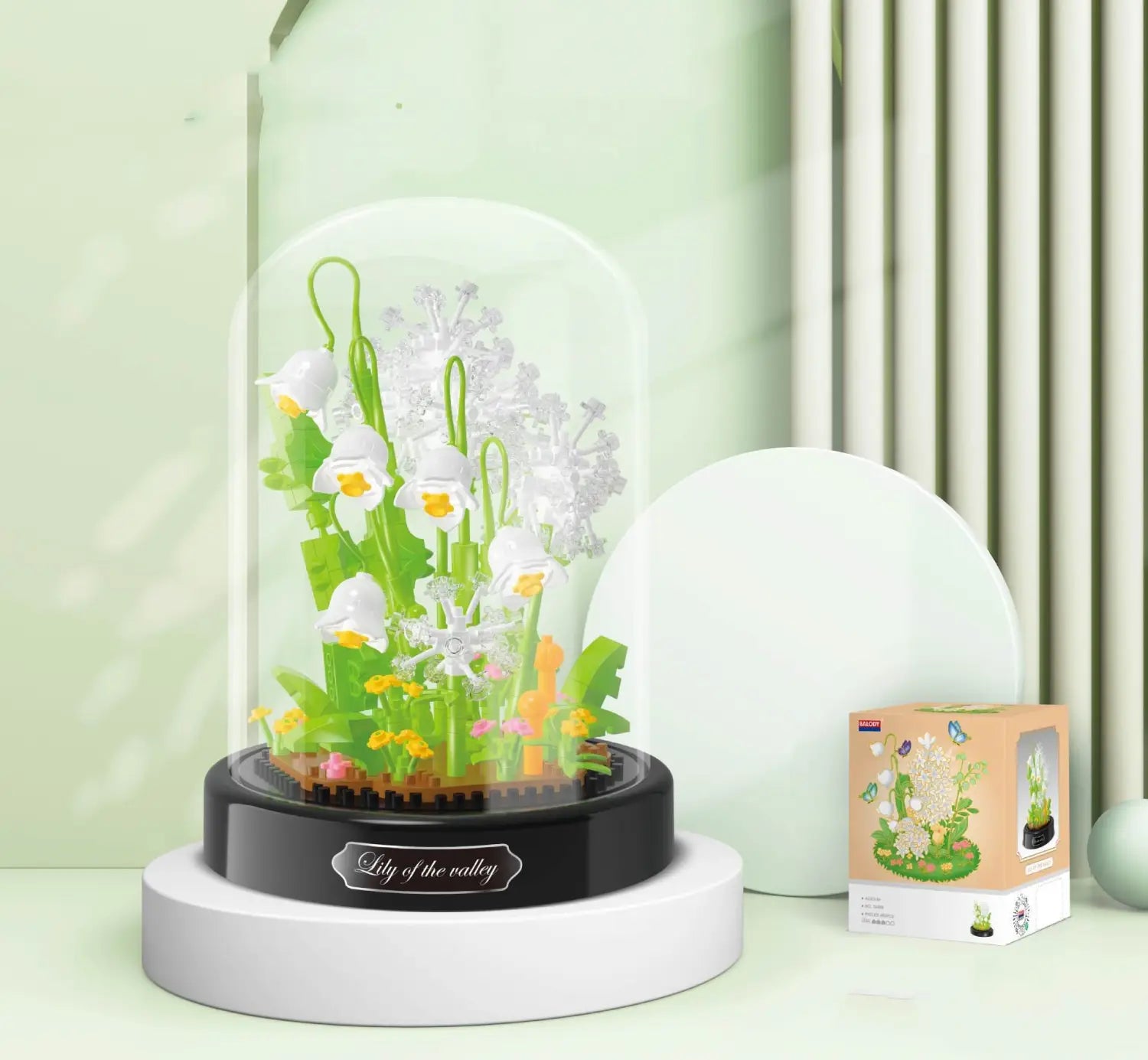 un delicado ramillete floral de lirio de los valles blanco y verde, encapsulado en una cúpula de vidrio transparente con una base negra