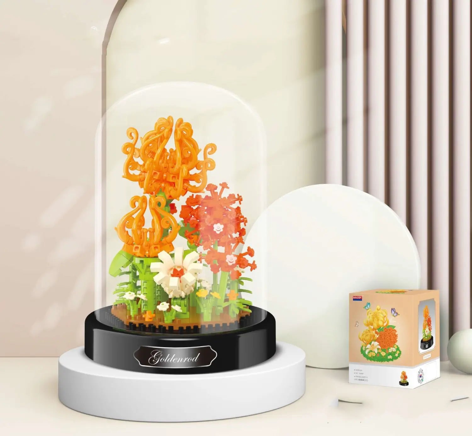 Un ramillete vibrante de piezas de construcción florales hecho de ladrillos de plástico de colores, exhibido bajo una cúpula de vidrio transparente sobre una base negra y blanca.