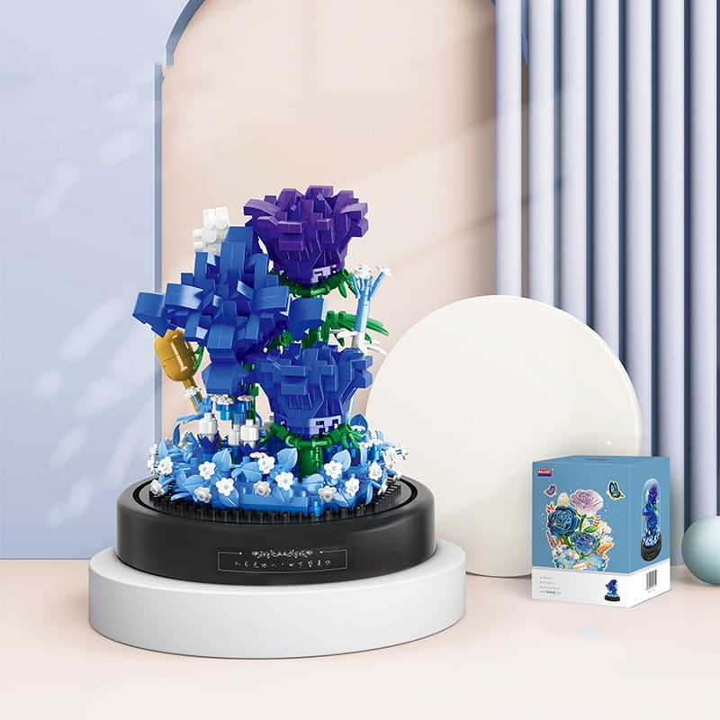 Un ramillete vibrante de piezas de construcción florales azul y morado hecho de ladrillos de plástico entrelazados, exhibido sobre una base circular negra y elegante.