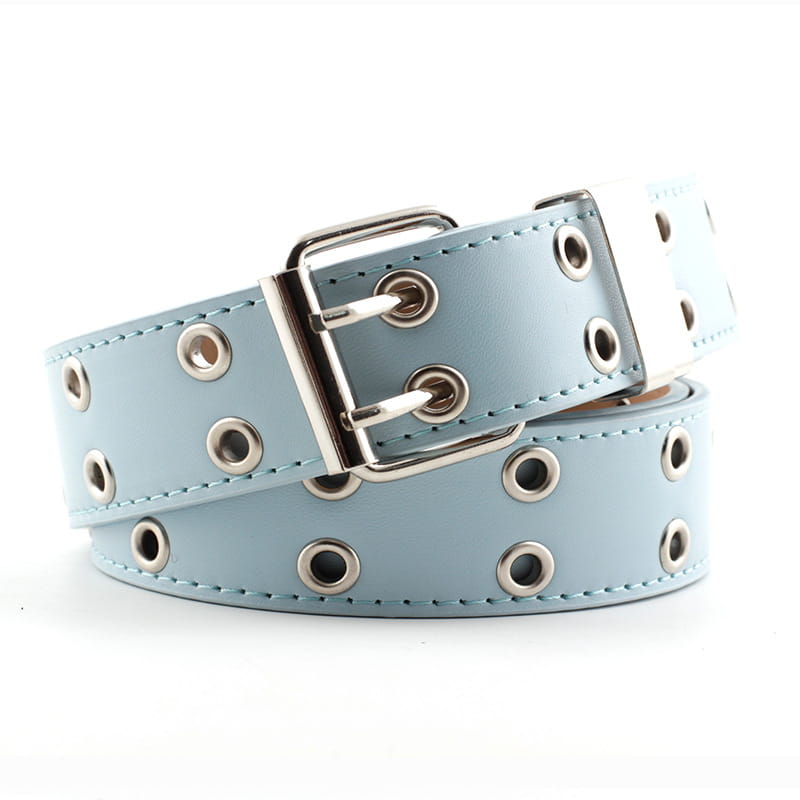 Ceinture en cuir bleu clair, à œillets métalliques couleur argent et à boucle, associée à une ceinture plastron en cuir marron double boutonnage pour femmes.
