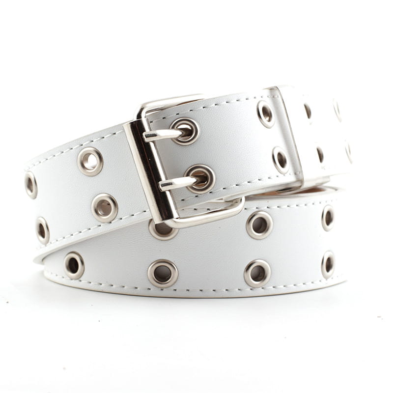 Ceinture en cuir blanc, avec des œillets métalliques à tonalité argent et une boucle, associée à une ceinture plastron en cuir marron double boutonnage pour femmes.