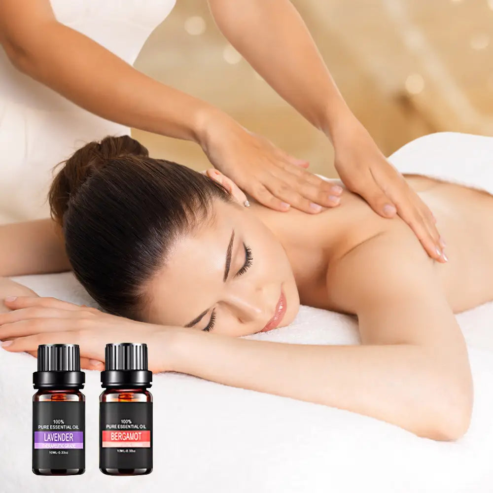 Zwei kleine dunkelbraune Glasfläschchen mit schwarzen Verschlüssen, etikettiert mit Lavendel und Bergamotte, enthalten 100 % reines ätherisches Öl in einem Set für Bio-ätherische Öle, 10-ml-Aromatherapie-Geschenkset.