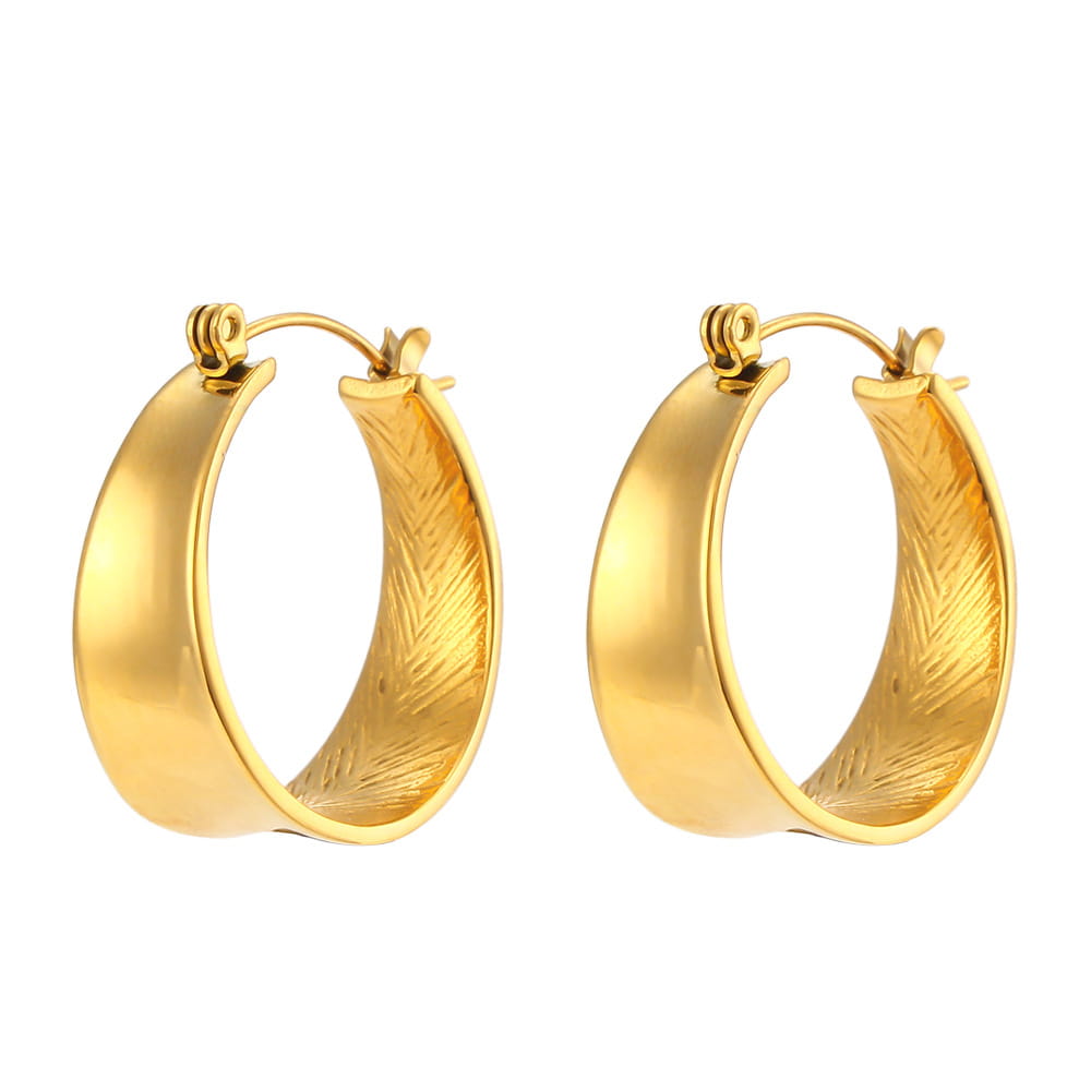 Boucles d’oreilles créoles couleur or présentant un motif texturé de plume sur la surface intérieure, dans une conception dégradée.