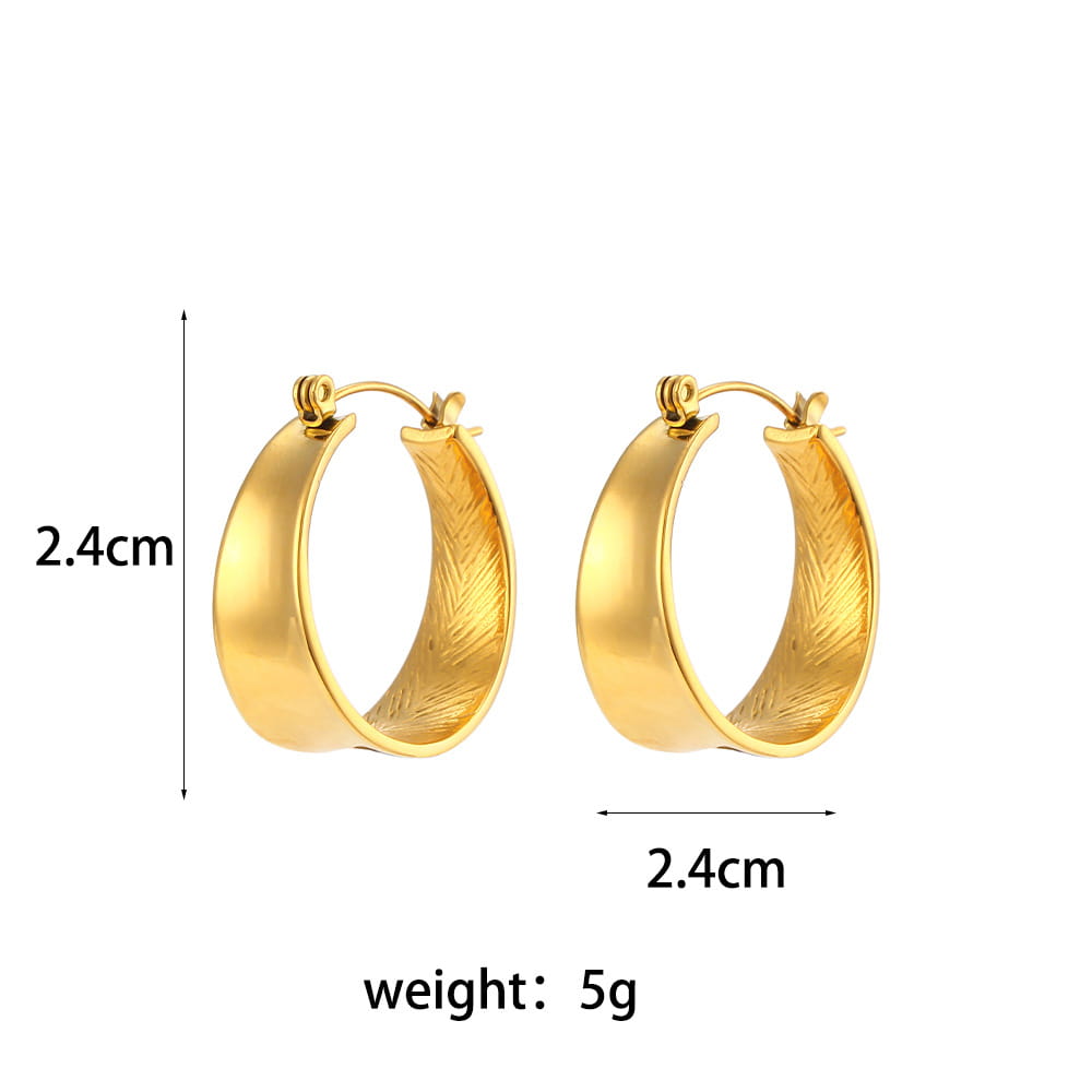 Boucles d’oreilles créoles couleur or avec un motif intérieur texturé évoquant une plume et une finition polie élégante.