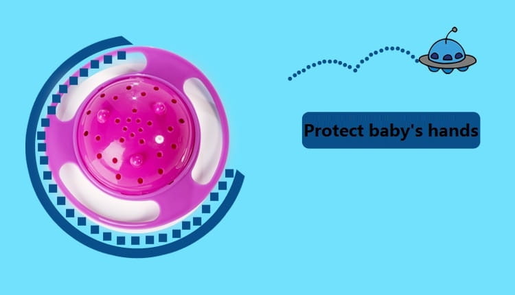 Protector de manos para bebé en rosa y blanco con superficie texturizada y punteada, diseñado para su uso con un tazón universal para alimentación de bebé a prueba de derrames con rotación universal de 360 grados.