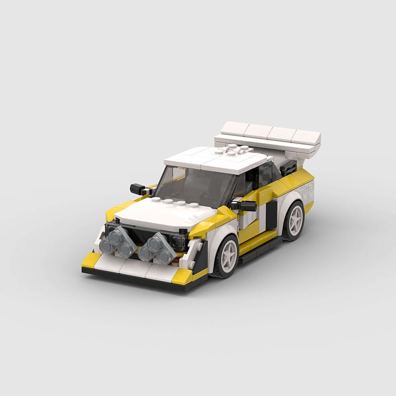 Juguete de carreras tipo moc del kit de construcción de coche de rally Lego Quattro S1 amarillo y blanco con detalles negros, mostrado desde la parte frontal.
