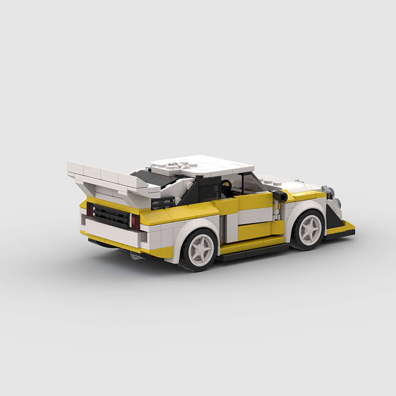 Kit de construcción de coche de rally Lego Quattro S1 amarillo y blanco con detalles negros, diseñado como un juguete de carreras tipo moc.