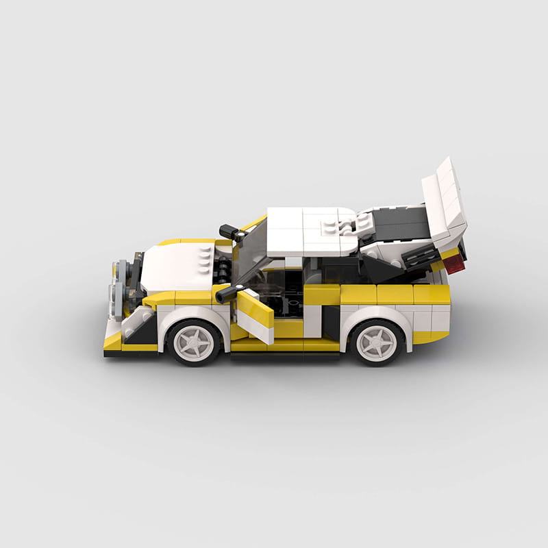 Modelo amarillo y blanco de LEGO Technic del clásico coche de rally Quattro S1, con puertas abiertas y alerón trasero, para entusiastas de los juguetes de carreras.