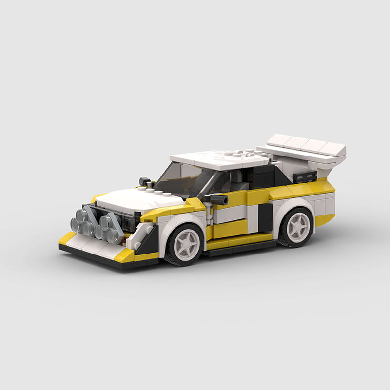 Juguete de carreras tipo moc del kit de construcción de coche de rally Lego Quattro S1 amarillo y blanco con detalles negros, mostrado desde la parte frontal.