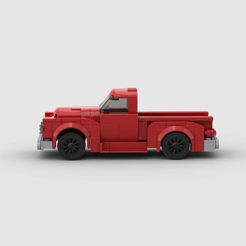 Ensemble de jouets par blocs de construction de camionnette ancienne rouge, avec une camionnette LEGO rouge, des roues noires et des accents gris.