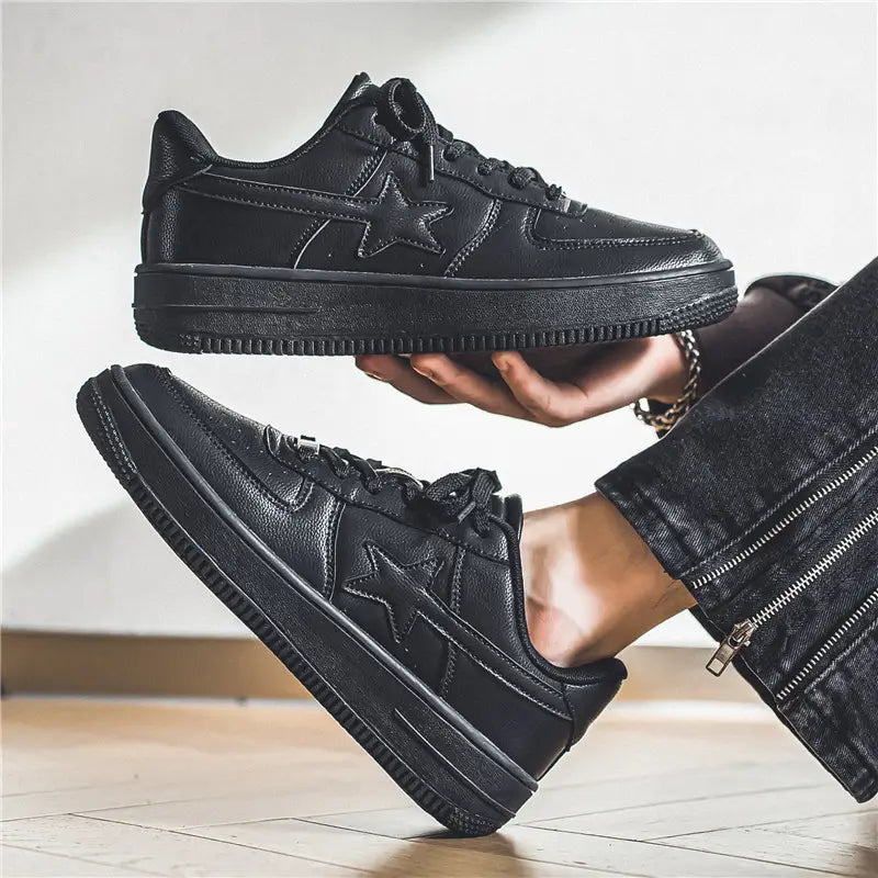 Schwarze Ledersneaker für Herren mit Sternemblem auf der Seite und einer dicken Sohle.