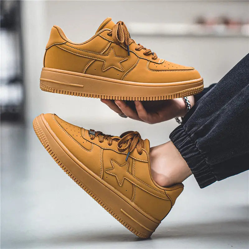 Herren-Sneaker aus cognacfarbenem Wildleder mit dicker Ledersohle, Sternemblem auf der Seite und passenden Schnürsenkeln