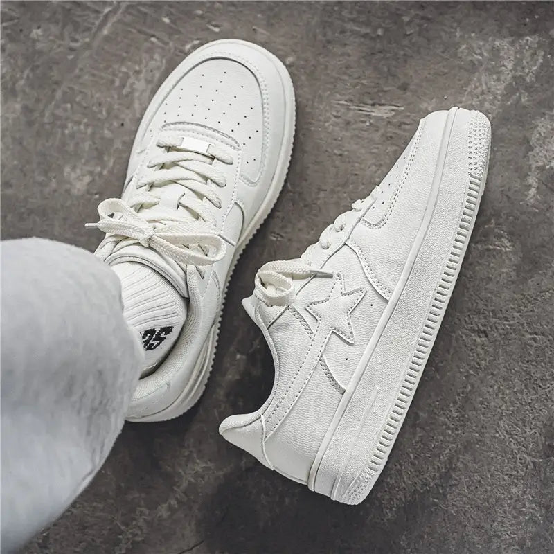 Weiße Wildleder-Sneaker für Herren mit dicker Ledersohle, Sternemblem auf der Seite und gelochter Verarbeitung.