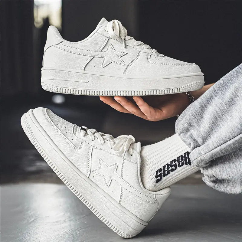 Weiße Sneaker für Herren mit dickem Sternemblem und dicker Sohle aus Veloursleder und Canvas-Materialien, mit Sternemblem auf der Seite.
