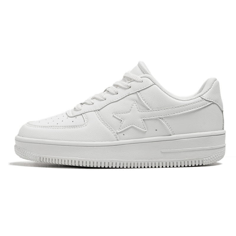 Herren-Sneaker mit Sternemblem und dicker Sohle aus Leder; weißes Low-Top-Design mit angenähter Sternapplikation auf der Seite.