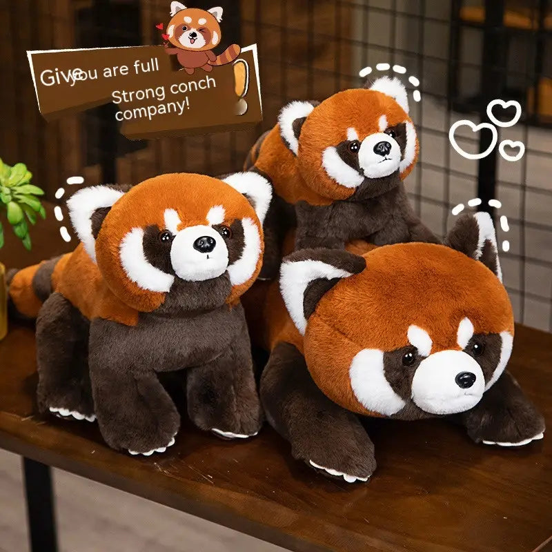 Niedriges, liebenswertes Rotfuchs-Palimpsest-Plüschtier-Coati in Rotton, mit weichem orangefarbenem und dunkelbraunem Fell, weißen Gesichtsmarkierungen und schwarzen Knopfaugen, als weiche Stoffpuppe gefertigt.