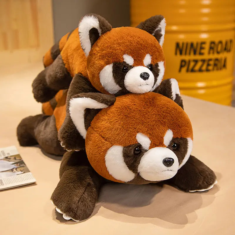 Zwei Plüschfiguren „Rotfuchs-Palimpsest-Coati“ als weiche Stoffpuppen mit weichem orangefarbenem und braunem Fell sowie weißen Gesichtsmarkierungen, wobei eine oben auf der anderen ruht.