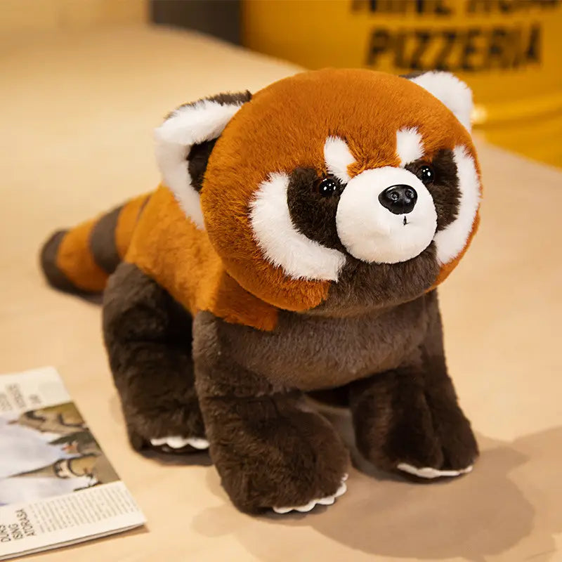 Niedliche Plüschfigur „Rotfuchs-Palimpsest-Coati“ mit weichem orangefarbenem, schwarzem und weißem Fell aus stopfbarem Material.