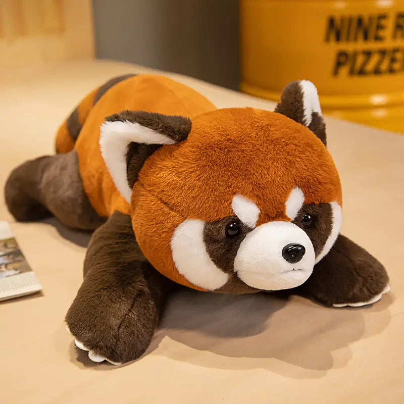 Eine Plüschfigur „Rotfuchs-Palimpsest-Coati“ als weiche Stoffpuppe mit orangefarbenem und braunem Fell, weißen Gesichtsmarkierungen und schwarzen Augen