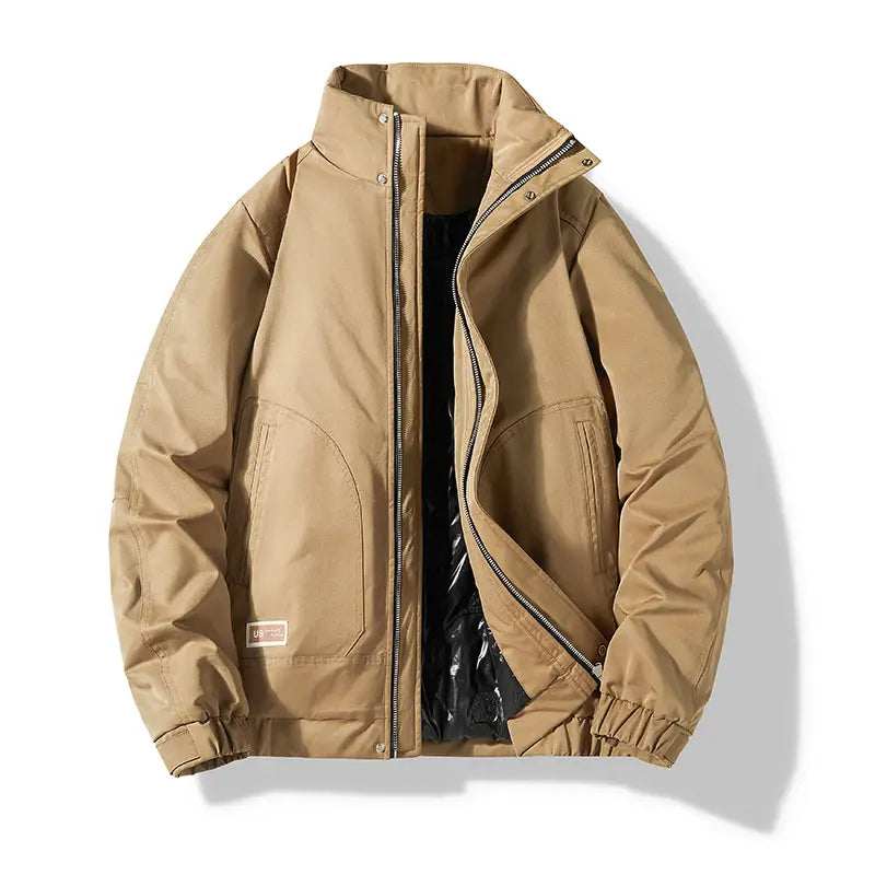 Herren-Steppjacke für Arbeitskleidung in Beige mit Wattierung, Stehkragen, Frontreißverschluss und elastischen Bündchen.