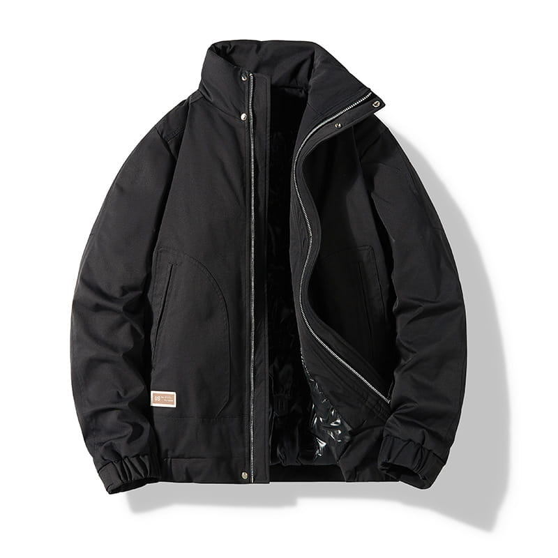 Herren-Steppjacke für Arbeitskleidung in Schwarz mit Puffer-Material, hohem Kragen, silbernen Reißverschluss-Akzenten und elastischen Bündchen.