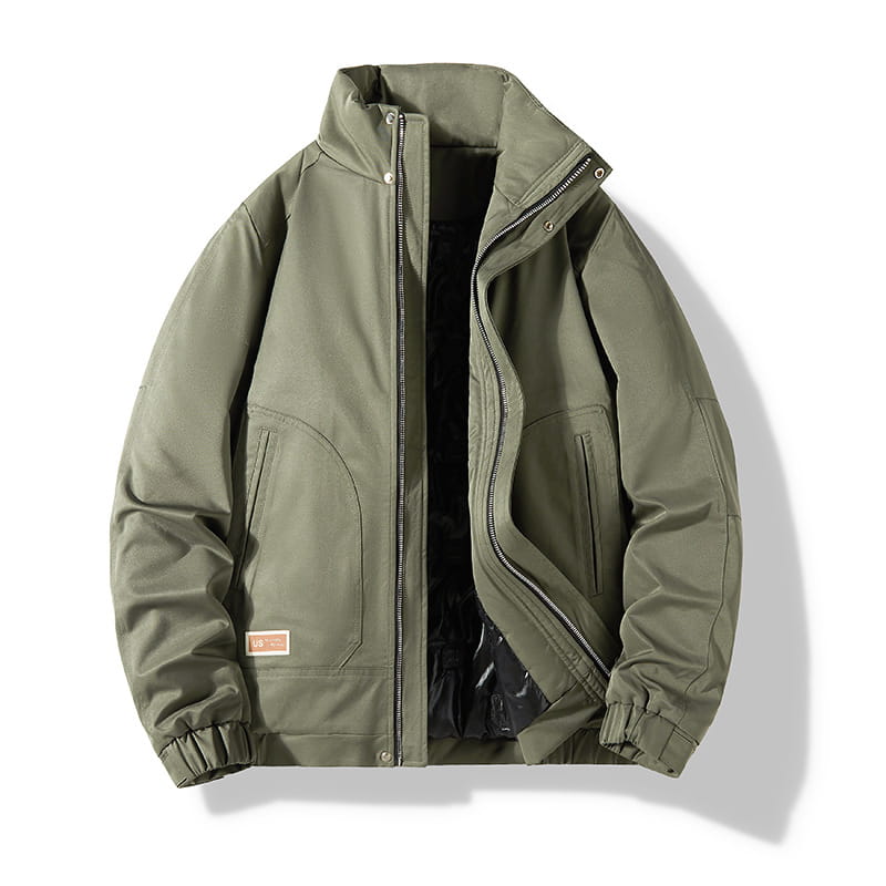 Herren-Steppjacke für Arbeitskleidung in Olivgrün mit gepolstertem Material, hohem Kragen, Frontreißverschluss und zwei seitlichen Taschen.