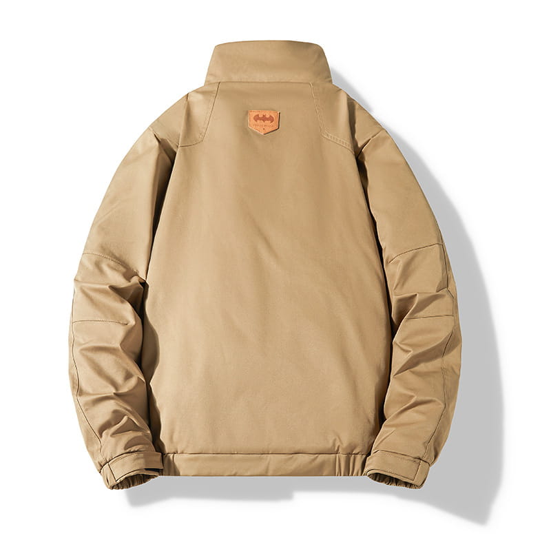 Rückansicht einer beigen Herren-Steppjacke für Arbeitskleidung mit hohem Kragen und einem kleinen braunen Lederpatch