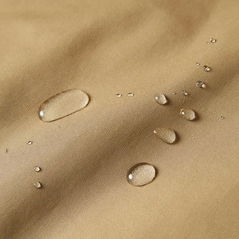 Beige Steppjacke für Arbeitskleidung mit wasserabweisendem Material, mit Wasserperlen, die sich auf ihrer Oberfläche abzeichnen