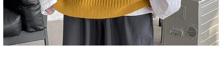 Herren-Plusgröße V-Ausschnitt-Strickweste ohne Ärmel in gelb gerippter Strickoptik, getragen über einem weißen Hemd.