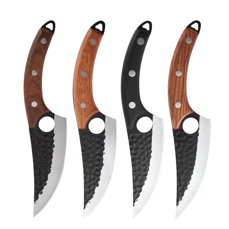 Juego de cuatro cuchillos de estilo rústico con mangos de madera y hojas de acero forjado negro texturizadas para un deshuesado preciso, acompañados de una funda de cuero.