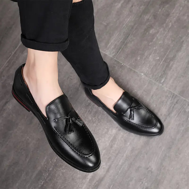Mocassins à glands en cuir noir pour hommes, finition polie et détails de coutures subtils.