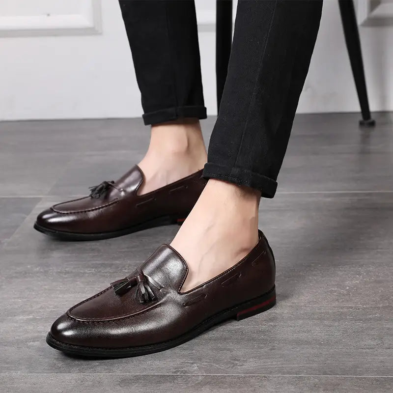 Mocassins à glands en cuir brun pour hommes, finition polie et détails de coutures subtils.