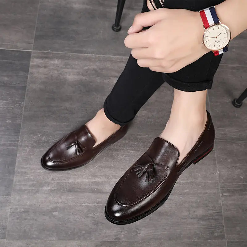 Mocassins à glands en cuir brun pour hommes, finition polie et design classique, adaptés aux tenues formelles.