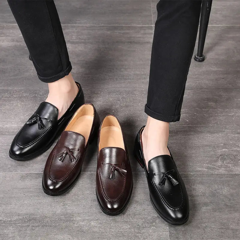 Mocassins à glands en cuir brun et noir pour hommes, finition polie, conçus pour un usage formel et décontracté.