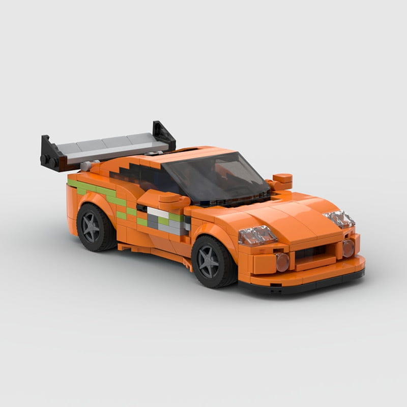 Orangefarbene Lego-Technic-Sportwagen-Rennbausteine mit einem orangefarbenen Karosserieteil mit grünen und grauen Rennstreifen, schwarzen Rädern und einem Heckspoiler.