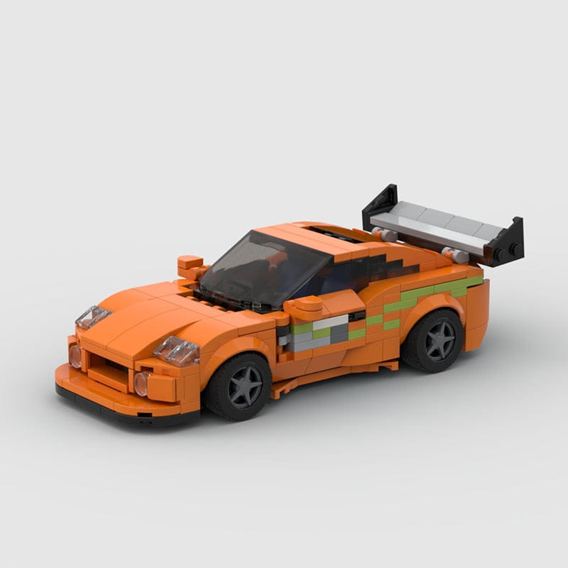 Orangefarbene Lego-Technic-Sportwagen-Rennbausteine mit einem orangefarbenen Karosserieteil mit grünen und grauen pixelartigen Dekoren, schwarzen Rädern und einem silberfarbenen Heckspoiler.