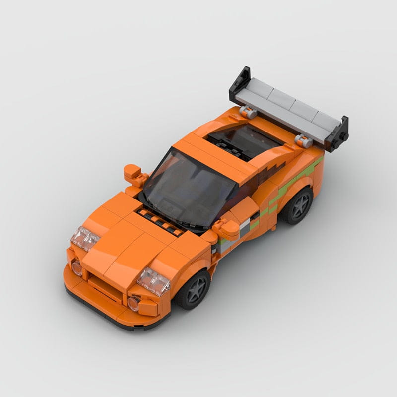 Orangefarbener Lego-Technic-Sportwagen aus Bausteinen mit einem schwarzen Dach und grünen Rennstreifen für Rennsportbegeisterte.