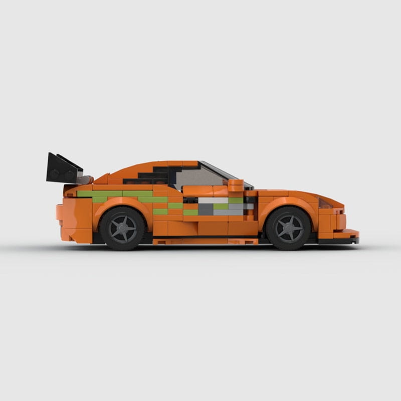 Orangefarbener Lego-Technic-Sportwagen mit grünen und grauen Rennstreifen und einem schwarzen Heckspoiler, von der Rückseite dargestellt.