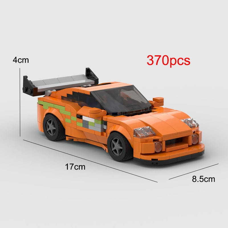 Modell aus Lego-Technic-Sportwagen-Rennbausteinen in Orange und Grün mit schwarzen Rädern sowie einem grauen Heckspoiler.