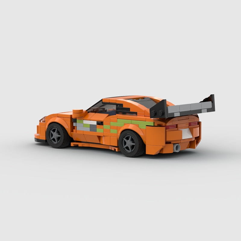 Orangefarbene Lego-Technic-Sportwagen-Rennbausteine mit einem orangefarbenen Sportwagen mit grünen und grauen Rennstreifen, schwarzen Rädern und einem Heckspoiler.